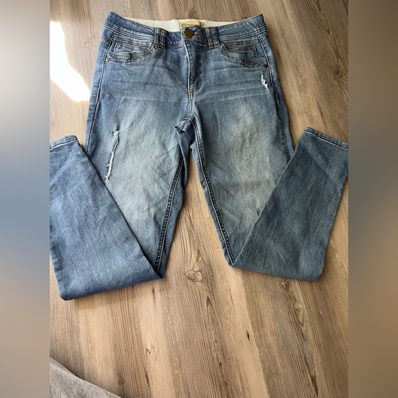 Democracy Crop Distressed Jeans- Size 8 - Picture 7 of 9